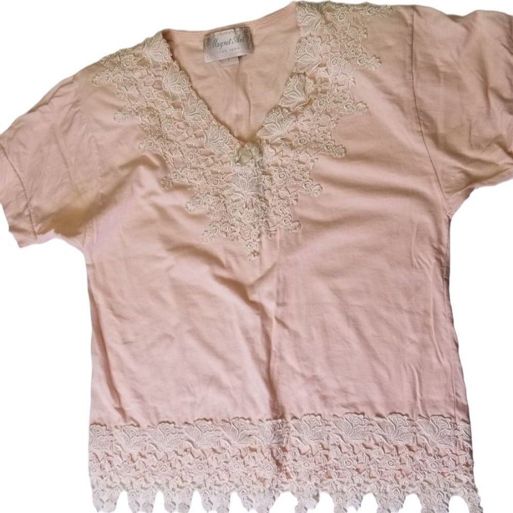 Magnet Art Lynn Yang Women's T Shirt Top Size Small Peach With Lace Cotton Vinta